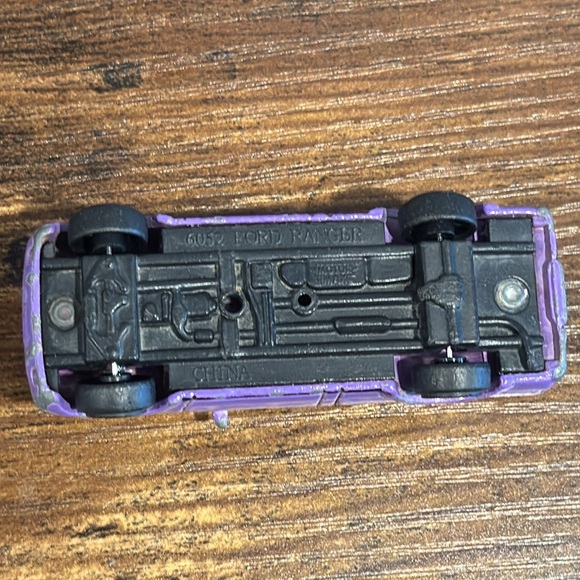 Motormax 6052 Ford Ranger Pickup Truck Toy Car Model - Purple With Flames - Picture 7 of 13